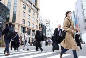 マスク着用が「個人の判断」とされ、通勤の人波にはマスクをしていない人の姿もあった＝１３日午前、神戸市中央区元町通１