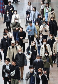 三宮センター街を歩く買い物客をみると、着用している人の方が多かった＝１３日午前、神戸市中央区三宮町１