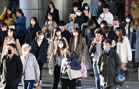 マスク姿の人々が目立つ三宮駅前＝１３日午後、神戸市中央区