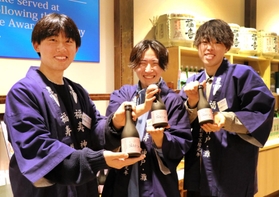 Ｚ世代向け日本酒「プティジュ」を販売する関西学院大商学部の学生＝神戸市東灘区御影塚町１、神戸酒心館
