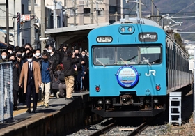 終点の和田岬駅に到着し、１０３系から下りる通勤客ら＝神戸市兵庫区和田宮通４