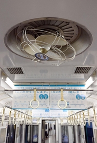 車内の天井に取り付けられた扇風機