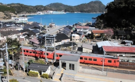 ダイヤ改正で消える午前９時台の豊岡行き普通列車。手前はＪＲ柴山駅。奥に旅館や民宿などが並ぶ＝兵庫県香美町香住区浦上