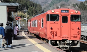 減便される豊岡行き普通列車に乗り込む利用客ら＝柴山駅