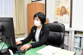 執務室でパソコンに向かう鳥取県の池上祥子統轄監＝同県庁