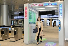 ＪＲ大阪駅の「うめきた地下口」に設置された顔認証改札＝１６日午前、大阪市北区