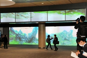 ＪＲ大阪駅うめきた地下口構内には巨大スクリーンと液晶ディスプレーにアートを映し出す演出も＝１６日午前、大阪市北区