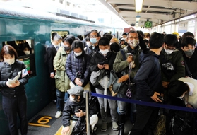 引退を見届けようと、県内外から多くのファンが駆けつけた＝神戸市兵庫区駅南通５