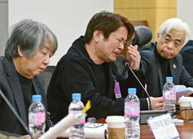 明石市の歩道橋事故について話す三木清さん（中央）。左は下村誠治さん、右はソウル・梨泰院事故の遺族会の李鐘澈代表＝１７日、ソウル