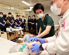 スタッフらが見守る中、脳死の判定手順を確認する医師ら＝神戸市中央区港島南町１、県立こども病院