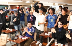 サッカーＷ杯ドイツ戦で熱い声援を送るファンら。逆転勝ちの展開に大盛り上がり＝２０２２年11月、神戸市中央区古湊通１、スポルテリア