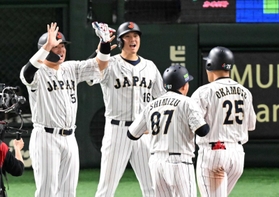 対イタリア戦３回、左越え３ランを放った岡本和真を迎える村上宗隆と大谷翔平（右）。大谷人気で予約数は倍増＝東京ドーム