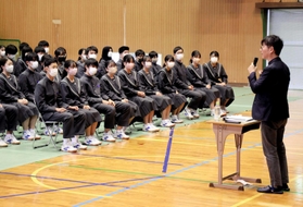 神戸新聞の木村信行論説委員（右）の講評に耳を傾ける生徒ら＝三木東中学校