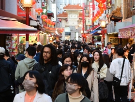 マスク緩和で迎えた初の週末、大勢の観光客らで賑わった神戸・南京町＝１９日午後、神戸市中央区
