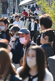 マスク緩和で迎えた初の週末、大勢の観光客らで賑わった北野通り＝１９日午後、神戸市中央区