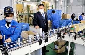 昨春に続き、４月の賃上げを決めた神戸合成。本社工場で働く従業員をねぎらう宮岡督修社長（左から２人目）＝小野市匠台