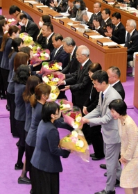 任期最後となった兵庫県議会の定例会。閉会後、今期で引退する１１人の議員に花束が贈られた＝２０日午前、県議会本会議場