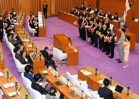 任期最後となった兵庫県議会の定例会。閉会後、今期で引退する１１人の議員に花束が贈られた＝２０日午前、県議会本会議場