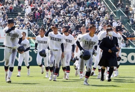 スタンドへのあいさつを終え、引き揚げる社ナイン＝２０日午前、西宮市の甲子園球場