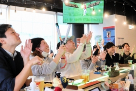 吉田正尚選手のチーム初ヒットに喜ぶファン＝神戸市中央区下山手通１、スポーツカフェバーＳＴＡＤＩＵＭ