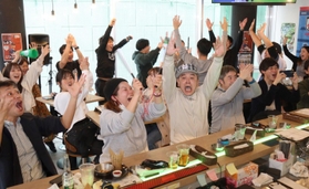 吉田正尚外野手の同点本塁打に喜びを爆発させるファン＝神戸市中央区下山手通１、スポーツカフェバー「ＳＴＡＤＩＵＭ」