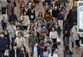 三宮センター街の買い物客ら。マスク着用が依然多いが、少しずつ「ノーマスク」も増えてきた＝２１日午後、神戸市中央区三宮町１（撮影・風斗雅博）