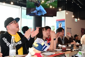 村上のソロで同点に追い付き、沸き上がる店内＝２２日午前、神戸市中央区下山手通１（撮影・中西幸大）