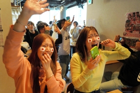 世界一が決まった瞬間に涙を流して歓喜する野球ファンら＝２２日午前、神戸市中央区下山手通１