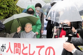 判決言い渡しを前に裁判所へ向かう原告や弁護団ら＝２３日午後、大阪市北区（撮影・小谷千穂）