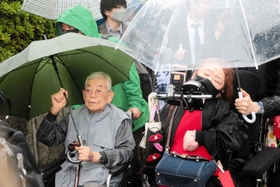 判決言い渡しを前に裁判所へ向かう原告や弁護団ら＝２３日午後、大阪市北区（撮影・小谷千穂）