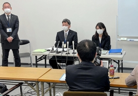 記者の質問に答える山本哲也教育次長（左から２人目）＝相生市教育委員会