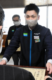 特殊詐欺の発生を未然に防ぎ、感謝状を贈られるコンビニ店のオーナー＝兵庫県警本部