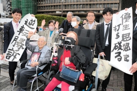 旧優生保護法訴訟の控訴審判決で、逆転勝訴を喜ぶ原告の小林宝二さん（前列左）と鈴木由美さん（前列右）＝23日午後、大阪高裁