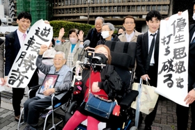 旧優生保護法訴訟の控訴審判決で、逆転勝訴を喜ぶ原告の小林宝二さん（前列左）と鈴木由美さん（前列右）＝２３日午後、大阪高裁