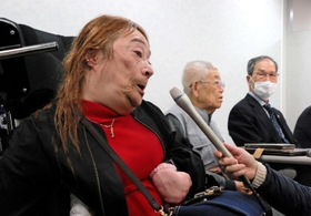 逆転勝訴の判決を受けて記者会見をする原告の小林宝二さん（右）と鈴木由美さん＝２３日午後、大阪高裁
