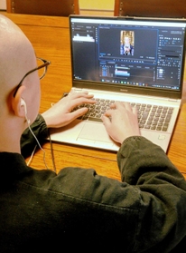仕事の合間にパソコンで動画を編集する＝姫路市五軒邸２