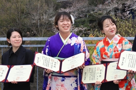 通称名で書かれた学位記を手に、同じ研究室の卒業生らと喜び合う久保明日香さん（左から２人目）＝２４日午後、神戸市灘区鶴甲１、神戸大学（撮影・吉田敦史）