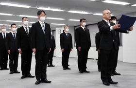 発足式で決意表明する野口岳志センター長（右）とサイバー企画課、捜査課員＝兵庫県警本部