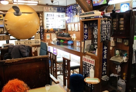 鉄道グッズで埋め尽くされた「ナイアガラ」の店内＝東京都目黒区祐天寺