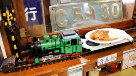木製ボックス席までＳＬの模型が運んできたカツカレー＝東京都目黒区祐天寺