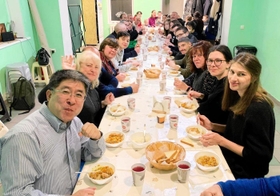 オデッサの船越真人さんの教会で開かれた食事会（船越真人さん提供）