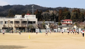 春の陽光が降り注ぐ校庭＝川西市多田院１