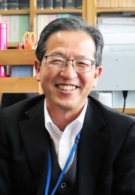 休み時間には児童であふれる校長室。西門隆博校長は人気者だ＝川西市多田院１