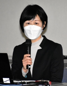 「グルーミング」の被害について講演する櫻井鼓准教授＝兵庫県警本部