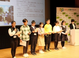 平田楽君（左から２人目）ら全国のこども記者が議論を深めたサミット＝東京都江東区