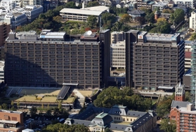 左から兵庫県庁１号館、２号館＝神戸市中央区