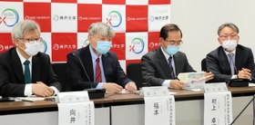 新学科の設置計画などについて述べる神戸大大学院医学研究科の村上卓道教授（右から２人目）ら＝神戸市中央区楠町７