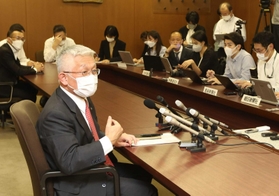 市議会で市長退任を表明後、記者会見した明石市の泉房穂市長。決断に至る思いを説明した＝２０２２年１０月、明石市中崎１