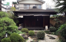 芸術家の故綿貫宏介氏の自宅にある茶室「無汸庵」＝神戸市東灘区御影中町１（兵庫県教育委員会提供）