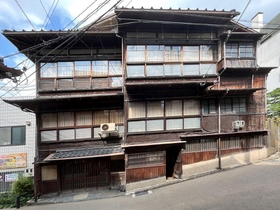 有馬温泉街にある旅館「橋乃家本館」＝神戸市北区有馬町（兵庫県教育委員会提供）